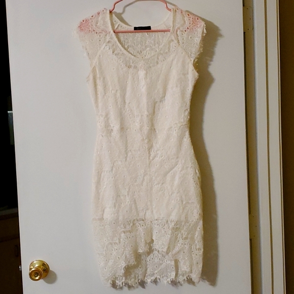 #024  Off white fitted lace dress - Picture 3 of 10